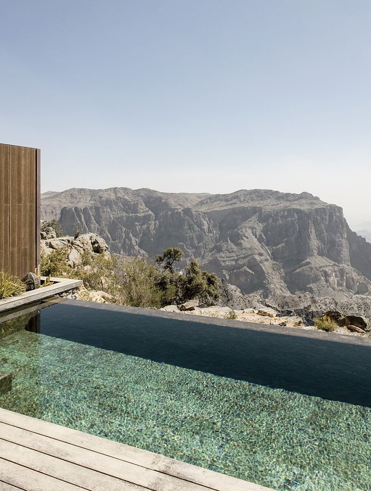 استخر مرتفع رو به کوهستان عمان
